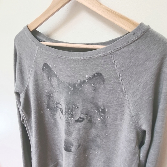 Hollister Gray Wide Neck Slight Hi-Low Wolf Sequin Detail Sweatshirt Size Small - Picture 2 of 6